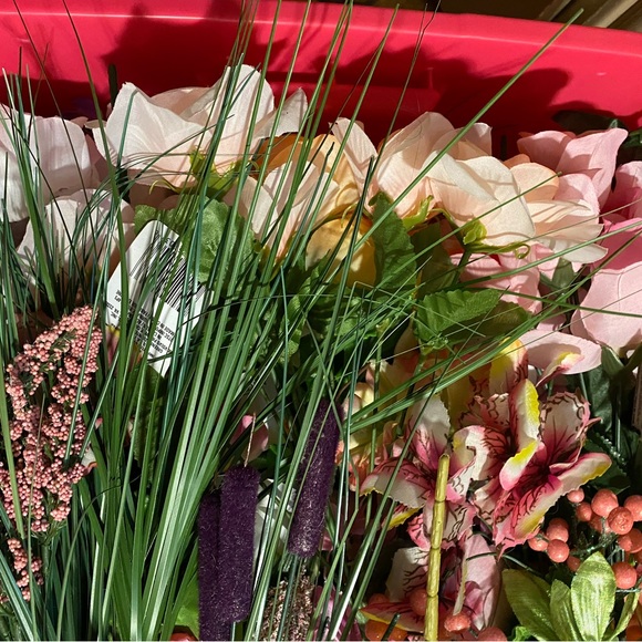 A BOX OF MIXED SEASON FAUX FLOWERS AND PICKS THEY ARE NOT CUT DIY CRAFTS - Picture 4 of 11